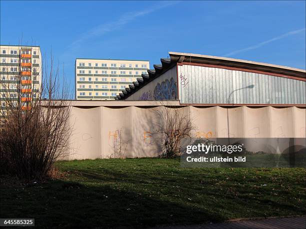 Schalenbauweise als Vorreiter der Ostmoderne.MT-90 = Mittlere Turnhalle in Halle-Neustadt.Die von dem Baukonstrukteur Herbert Müller entwickelte...