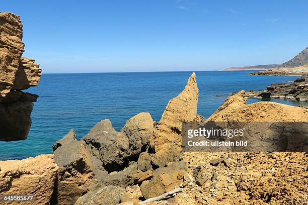 Felsenküste an der Nordspitze der Halbinsel Cap Bon bei El Haouaria, bekannt für unterirdische Steinbrüche , wo in der Antike Sandstein abgebaut...