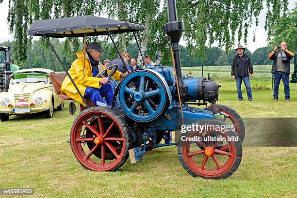 Oldtimer-Traktoren zu einem Dorffest im Leipziger Land, historische Landtechnik gut gepflegt, vorn ein Lanz Bulldog mit 12 PS aus den zwanziger Jahren