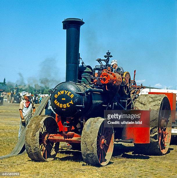 Mit Dampf betriebener Traktor zur Feldarbeit im Praerieland Kanadas, Typ Sawyer Massey S 613, ein Oldtimer um 1898