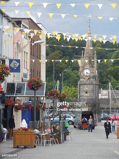 Ein neugotischer Uhrturm steht am Hafen, aufgenommen am 24. Juli 2015 in Waterford