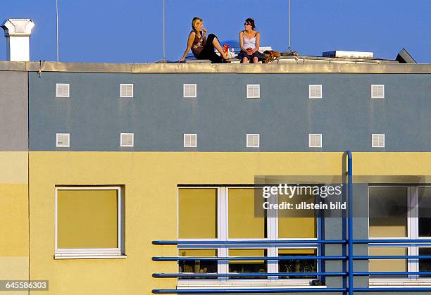 Archivfoto, enterten zwei junge Frauen das Dach eines 10-Geschossers Plattenbau in der City Berlins, um den heissen Sommerabend zu geniessen und der...