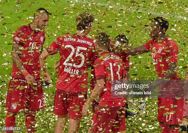 Arturo Vidal , Douglas Costa , Thomas Mueller , David Alaba und Rafinha stehen im Konfettiregen waehrend dem Fussball AUDI CUP 2015 FInale Bayern...