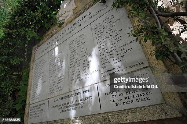 Tafel mit Namen auf dem Place des martyrs de la resistance nahe der Kathedrale. Dort werden Opfers des Faschismus während der deutschen Besatzung...