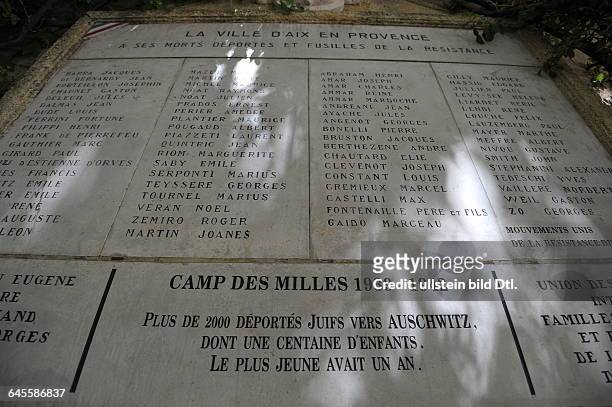 Tafel mit Namen auf dem Place des martyrs de la resistance nahe der Kathedrale. Dort werden Opfers des Faschismus während der deutschen Besatzung...