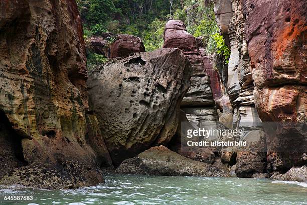 Bako Nationalpark, Sandsteinfelsen mit Regenwald an der Küste, Südchinesisches Meer, Sarawak, Borneo, Malaysia, Asien