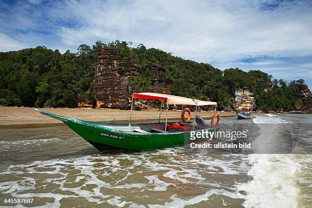 Boote an der Küste vom Bako Nationalpark, Sandsteinfelsen mit Regenwald, Südchinesisches Meer, Sarawak, Borneo, Malaysia, Asien