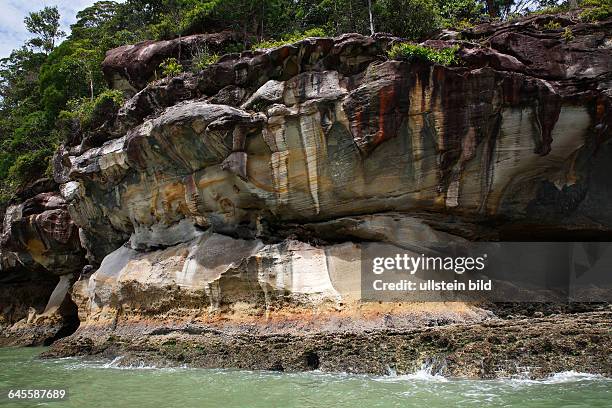 Bako Nationalpark, Sandsteinfelsen mit Regenwald an der Küste, Südchinesisches Meer, Sarawak, Borneo, Malaysia, Asien