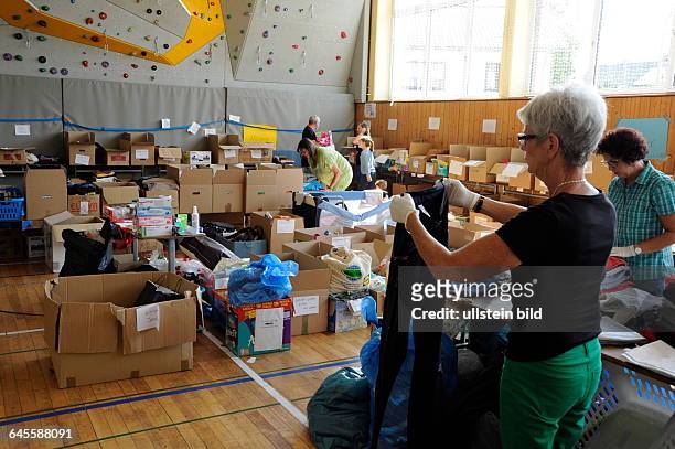 In der Dörrenbachhalle in Lebach kommen kistenweise Kleider- und Sachspenden für die Flüchtlinge in Lebach an. Die Spenden werden angenommen und...