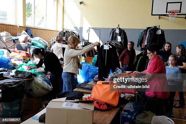 In der Dörrenbachhalle in Lebach kommen kistenweise Kleider- und Sachspenden für die Flüchtlinge in Lebach an. Die Spenden werden angenommen und...