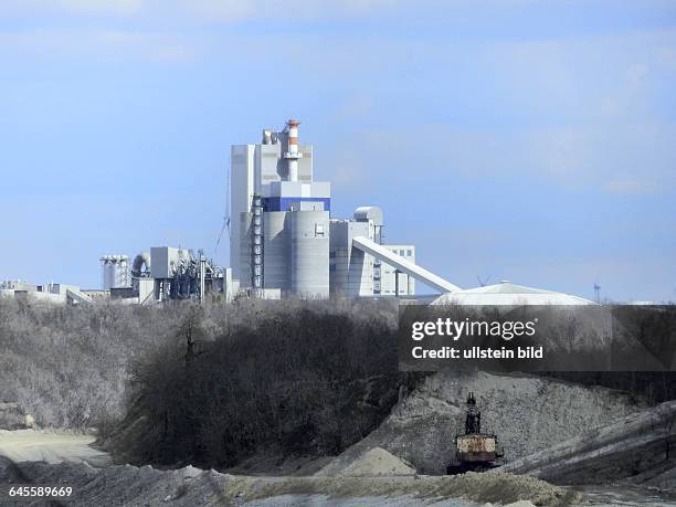 Kalksteinwerk - Blick ueber den Ruedersdorfer Steinbruch - Eine Gemeinde vor den Toren Berlins, bekannt fuer seine Branntkalkgeschichte, die...