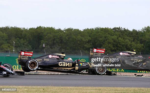 Romain Grosjean, Pastor Maldonado, Lotus, F1 Team, Crash, formula 1 GP, Great Britain in Silverstone