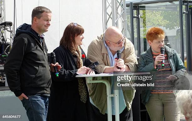 Klaus Lederer links und Petra Pau rechte Seite - Gespraechsrunde zur 1. Maifeier, der Partei Die Linke, auf dem Schlossplatz in Berlin-Koepenick