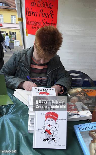 Petra Pau signiert ihr Buch Maifeier, der Partei Die Linke, auf dem Schlossplatz in Berlin-Koepenick