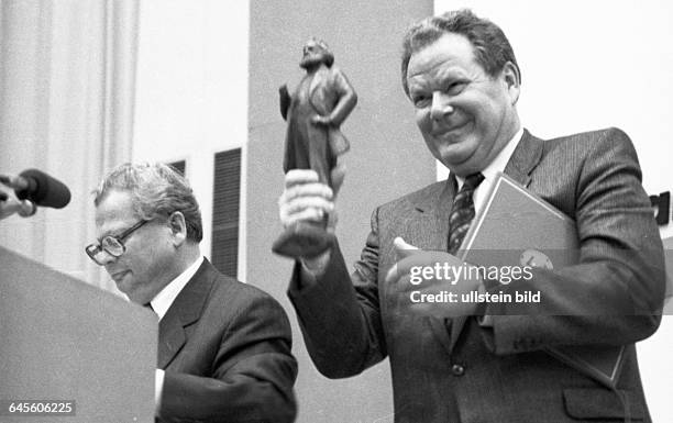 Deutschland, Frankfurt/M. : Der 9. Parteitag der Kommunistischen Partei Deutschlands 1989. Das Foto zeigt: Herbert Mies mit SED-Geschenk Marx-Büste...