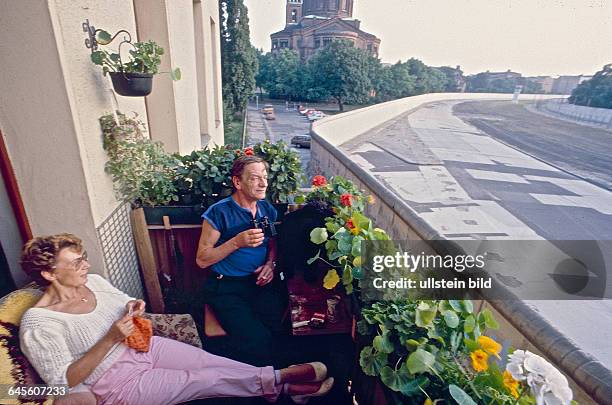 Berliner Mauer , Berlin im Juli 1986 , die Mauer wird 25 Jahre alt und stellt für die Einwohner der Stadt ein Stück Alltag dar , Hier : Berlin -...