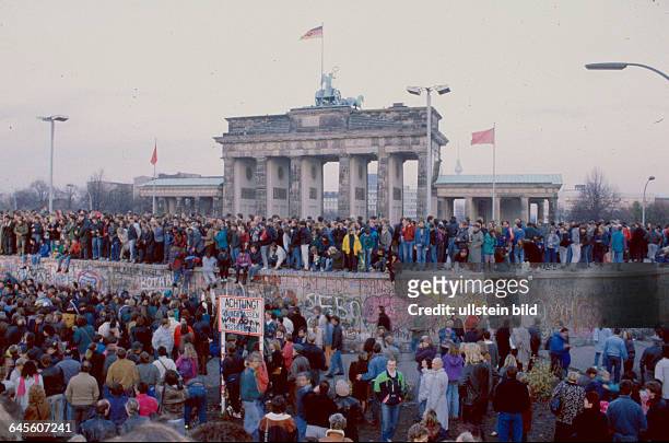 Berliner Mauer vor dem Brandenburger Tor , Berlin am 10 November in der Abenddämmerung, der Tag nach dem 9 November dem Tag der Verkündung der...