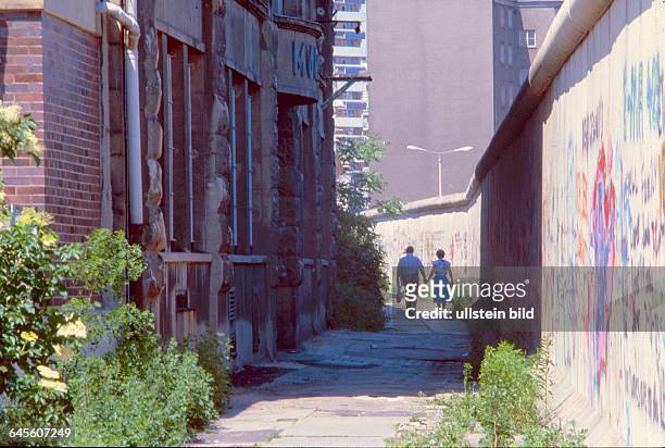 Berliner Mauer , Berlin im Juli 1986 , die Mauer wird 25 Jahre alt und stellt für die Einwohner der Stadt ein Stück Alltag dar , Hand in Hand , Hier...