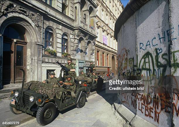 Berlin , Westberlin , Sebastianstrasse , Kreuzberg, im Juli 1986, in einem Monat wird die Mauer 25 Jahre alt, Eine Alltags - Szene , nicht in Beirut...