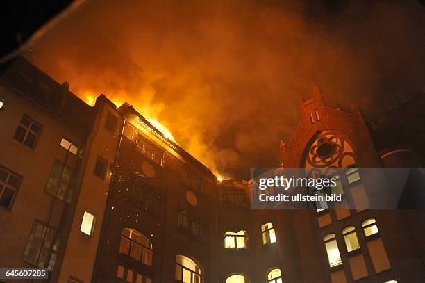 Dachstuhlbrand in einem Seniorenheim in der Sonnenallee in Berlin-Neukölln