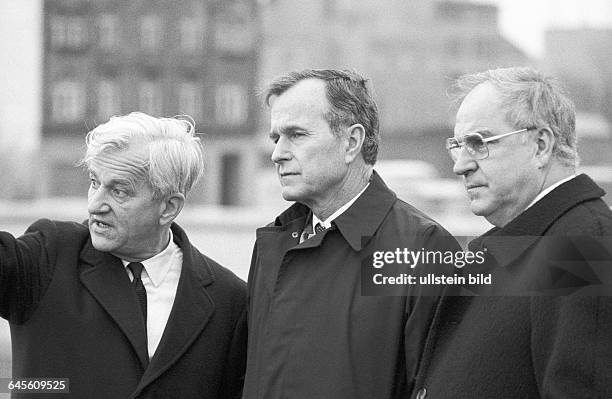 Foto : Regierender Bürgermeister Richard von Weizsäcker , George Bush , Kanzler Helmut Kohl bei Besichtigung der Mauer am Potsdamer Platz. Berlin ,...