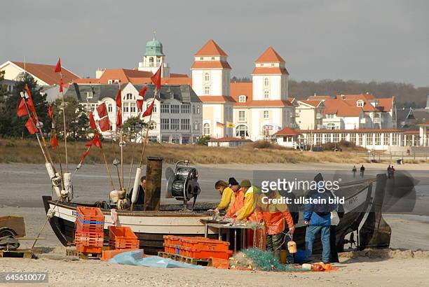 Rügen, Insel , Deutschland, Mecklenburg Vorpommern Ostsee Seebad Kurort Bad Binz , der Blick über das Fischerboot und den Strand von BINZ auf das...