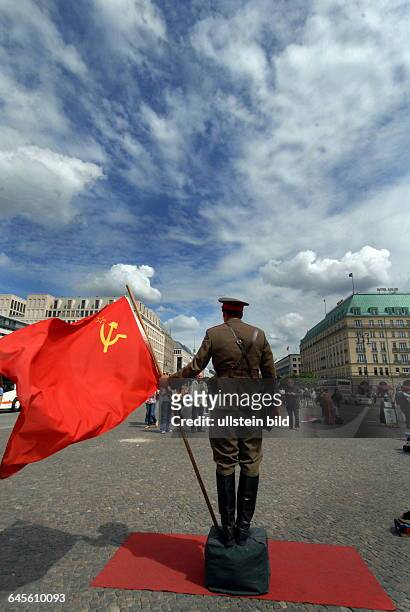 Pariser Platz , am Brandenburger Tor, Studenten in Militäruniformen posieren für Touristen als Komparsen, hier in Russischer Uniform aus der Zeit der...