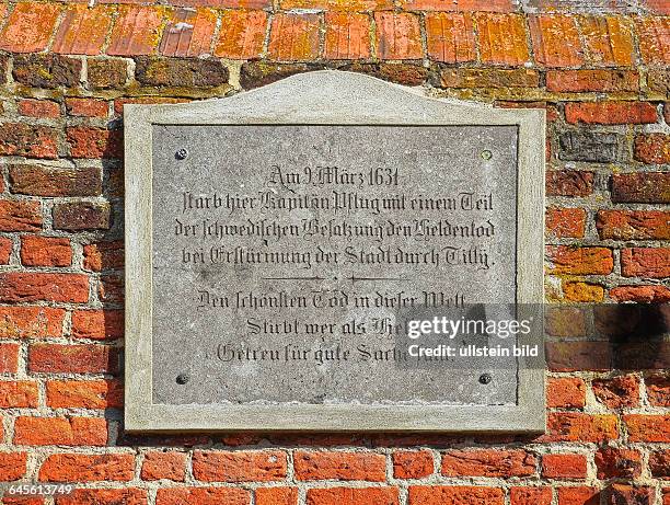 Mecklenburg-Vorpommern; Neubrandenburg; Gedenktafel fuer die bei der Erstuermung der Stadt durch die Truppen Tillys gefallene Besatzung im...