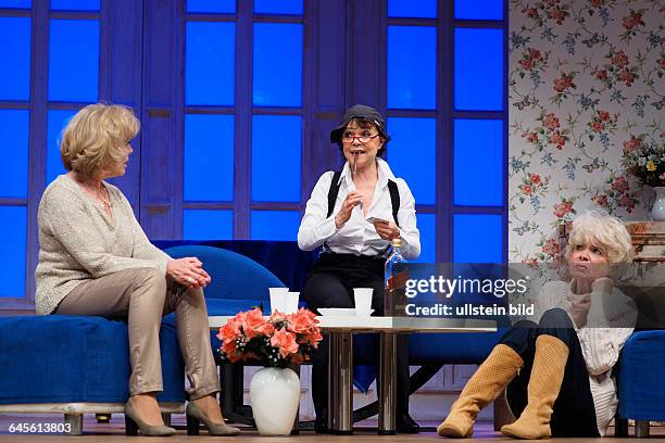 Schauspieler Christine Schild als Alice, Simone Rethel als Oda und Ingrid Steeger als Edith am bei der Fotoprobe zum Theaterstueck DER...