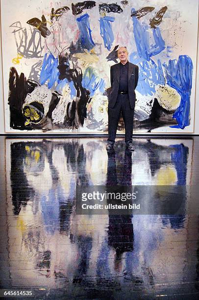 Vor einem seiner kopfstehenden Bilder in der Gallery Of Fine Arts Berlin, Sommer 2008. Das kopfstehende Bild steht als Spiegelung im den blanken...