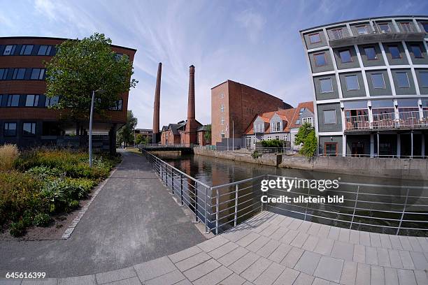 Historische Fabrikgebäude umrahmt von modernen Gebäuden in der dänischen Stadt Kolding