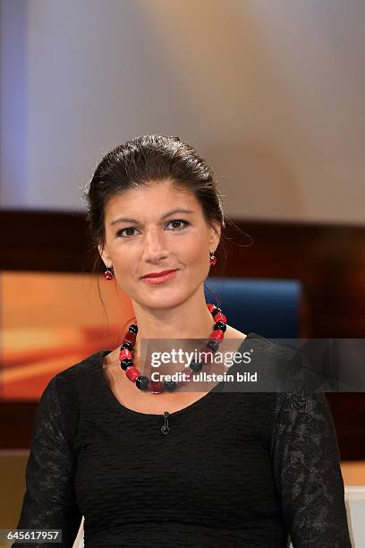 Dr. Sahra Wagenknecht in der ARD-Talkshow ANNE WILL am in BerlinThema der Sendung: Tsipras lässt das Volk abstimmen - Provokation oder Chance für...