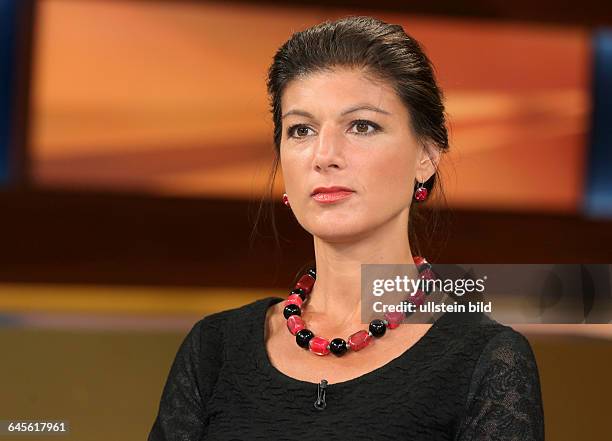 Dr. Sahra Wagenknecht in der ARD-Talkshow ANNE WILL am in BerlinThema der Sendung: Tsipras lässt das Volk abstimmen - Provokation oder Chance für...