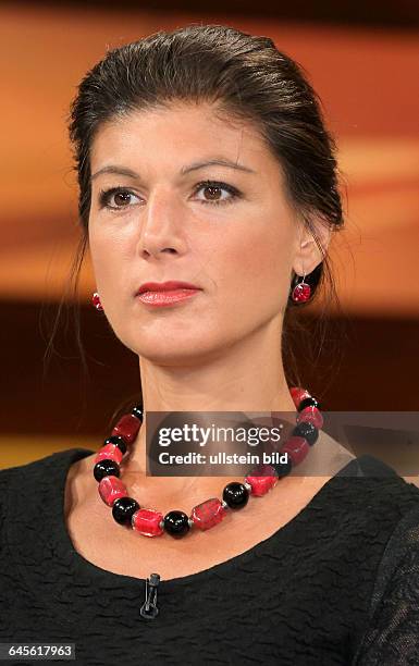 Dr. Sahra Wagenknecht in der ARD-Talkshow ANNE WILL am in BerlinThema der Sendung: Tsipras lässt das Volk abstimmen - Provokation oder Chance für...