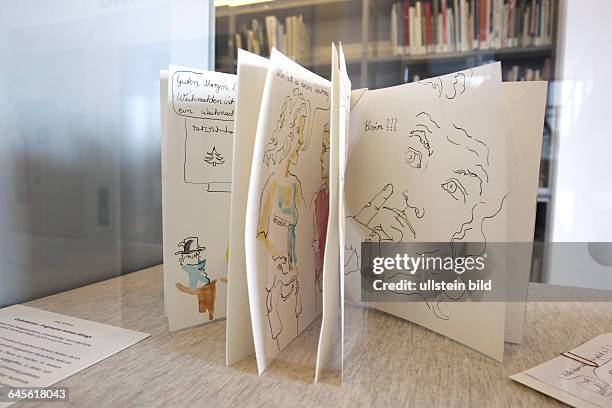 Neun Studierende der Alanus-Hochschule für Kunst und Gesellschaft Alfter unter der Leitung des Papierkünstlers John Gerard zeigen Künstlerbücher mit...