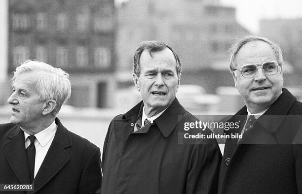 Foto : Regierender Bürgermeister Richard von Weizsäcker , George Bush , Kanzler Helmut Kohl bei Besichtigung der Mauer am Potsdamer Platz. Berlin ,...