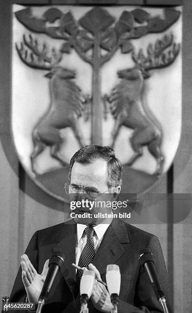 George Bush bei Grundsatzrede vor dem Parlament. Berlin , 01. 02. 1983. Anlässlich des zweitägigen Besuchs erneuerte der US-Vizepräsident die...