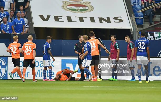 Fussball, Saison 2015/2016, 1. Bundesliga, 2. Spieltag,FC Schalke 04 - SV Darmstadt 98 1:1,Marco Sailer am Boden, Schiedsrichter Benjamin Brand...