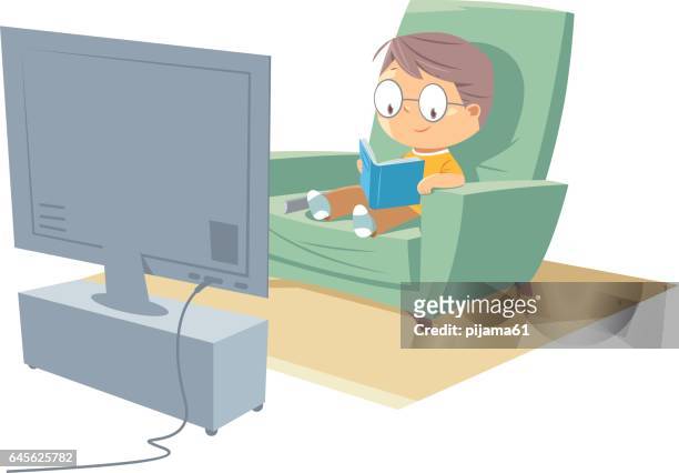 Niño Viendo Tv Y Leyendo El Libro Ilustración de stock - Getty Images