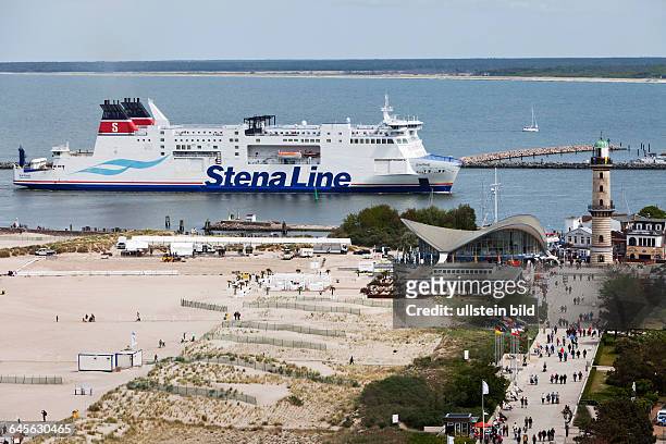 Einfahrt der Skandinavienfähre Skåne der Reederei Stena Line in die Mündung der Warne.