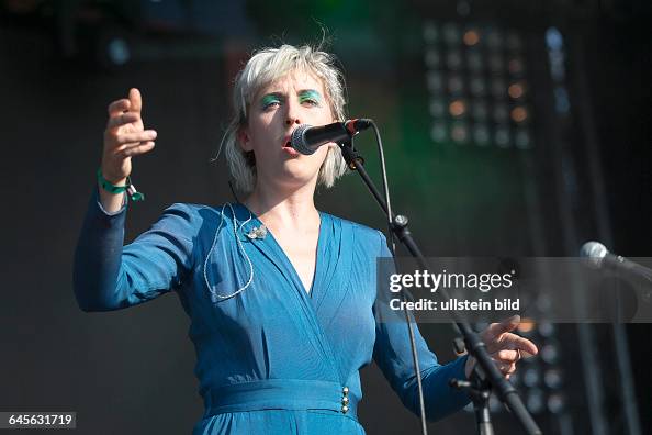 Vaults Singer Vaults - die britische Bnad mit Saengerin Blythe Pepino bei einem ...