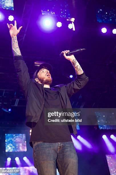 Casper - der deutsche Rapper bei einem Konzert auf der openair-Buehne an der Trabrennbahn in Hamburg. Konzert im Rahmen des Hamburger Kultursommers.