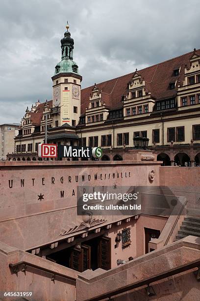 Markt in Leipzig, mit Altem Rathaus, früherer Eingang zur Untergrundmessehalle, heute Eingang zur Deutsche-Bahn-Station Markt im Leipziger City-Tunnel