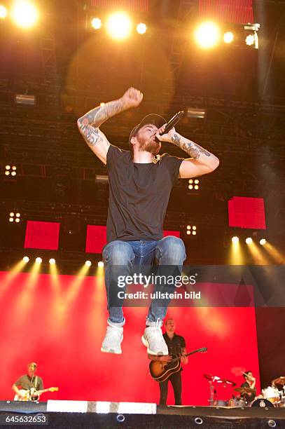 Casper - der deutsche Rapper bei einem Konzert auf der openair-Buehne an der Trabrennbahn in Hamburg. Konzert im Rahmen des Hamburger Kultursommers.