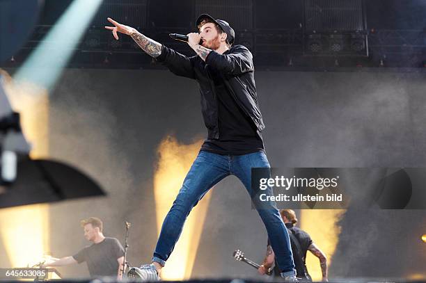 Casper - der deutsche Rapper bei einem Konzert auf der openair-Buehne an der Trabrennbahn in Hamburg. Konzert im Rahmen des Hamburger Kultursommers.