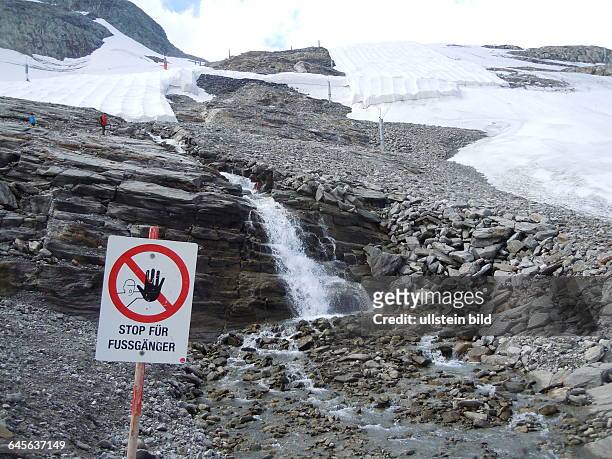 Warnschild für Fußgänger, aufgenommen in 2660 Metern Höhe in den Zillertaler Alpen am Tuxer-Ferner-Haus am 21. August 2015