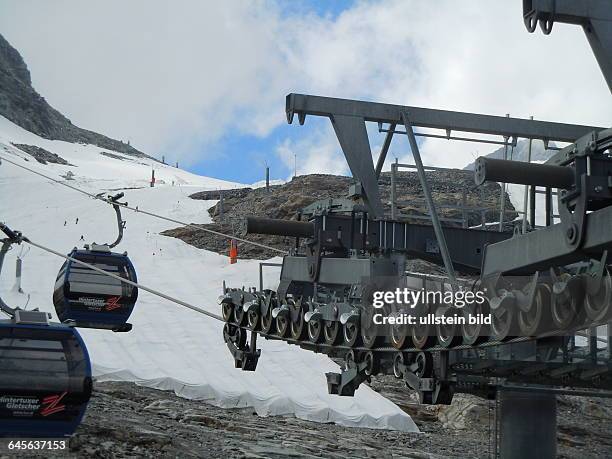 Kabinenseilbahn zum Hintertuxer Gletscher, aufgenommen in 2660 Metern Höhe in den Zillertaler Alpen am Tuxer-Ferner-Haus am 21. August 2015