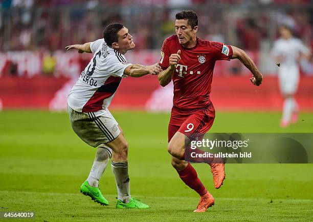 Kyriakos Papdopoulos kann Robert Lewandowski nicht halten waehrend dem Fussball Bundesliga Spiel Bayern Muenchen gegen Bayer Leverkusen am 3....