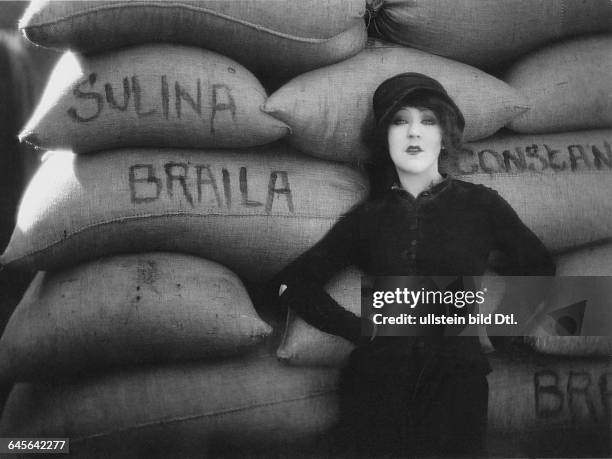 Actress Catherine Hesslingin the film En rade, director: Alberto Cavalcanti, 1928Vintage property of Ullstein Bild
