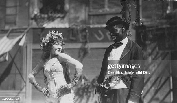 Actress Catherine Hessling and actor Johnny Hudgins in the film Sur un air de Charleston, director: Jean RenoirPhotographer: M. SoulieVintage...